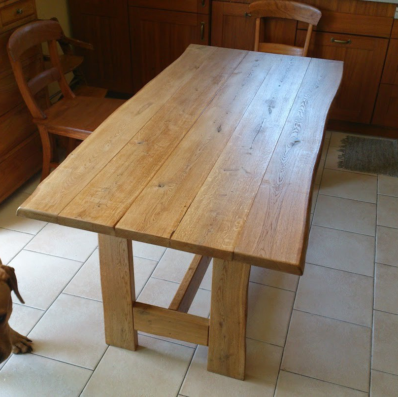 Dubový jídelní stůl v rustikálním stylu
