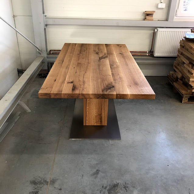 Masivní jídelní stůl se zajímavě řešenou nohou
