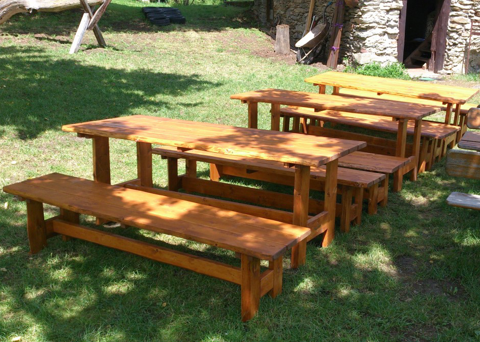 Stoly a lavice v rekreační oblasti na Šumavě