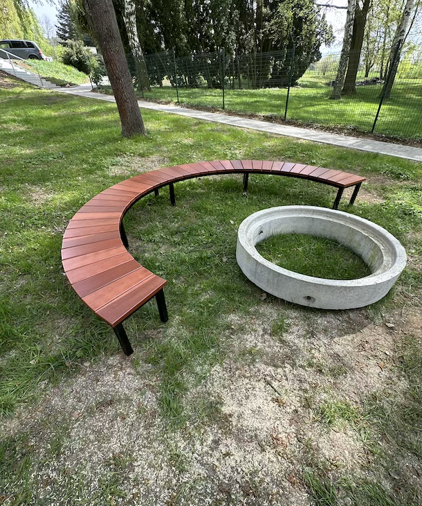 Půlkruhová lavice pro obec Kostelec