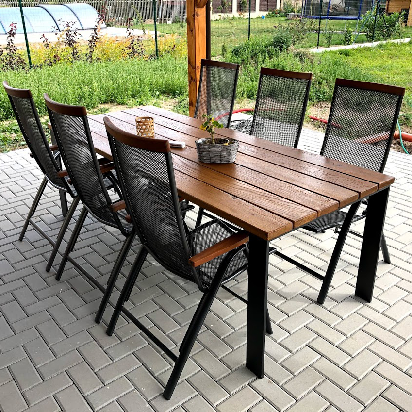 Designový zahradní stůl s nohami z ploché oceli