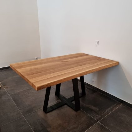 Designový jídelní stůl