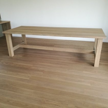 Masivní jídelní stůl