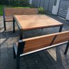 Zahradní lavice s kovovou hranou a nohami1