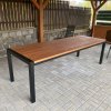 Zahradní stůl s kovovou hranou a nohami
