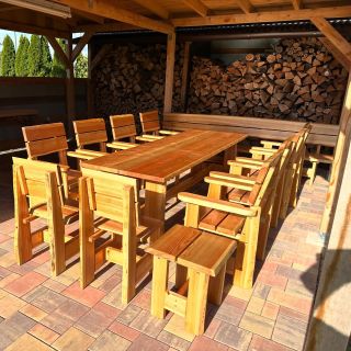 V naší dílně to vždy voní jen po dubu, ale tentokrát se mezi tyto známé tóny promíchala také vůně modřínu.🌲 Na přání...