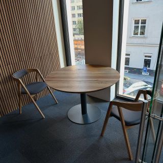 Kulatý jídelní stůl v kancelářích u zákazníka v Praze. 😊 Masivní dubová deska o průměru 120 cm s výraznou strukturou a...
