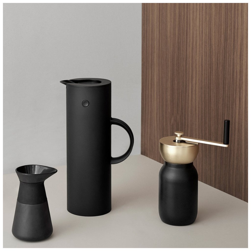 Isolierkanne EM77 1 l, Soft Black, Stelton