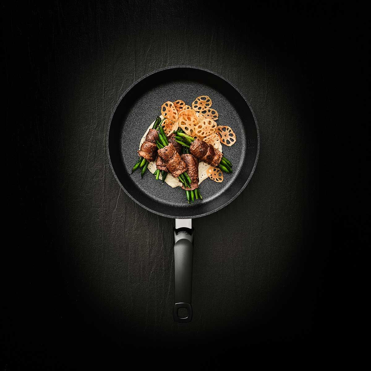 212761 2 univerzalni panev adamant comfort 32 cm cerna hlinik fissler