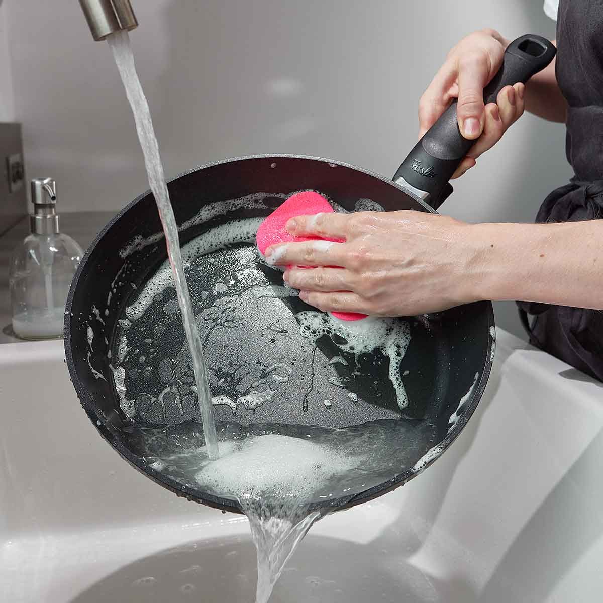 212761 5 univerzalni panev adamant comfort 32 cm cerna hlinik fissler