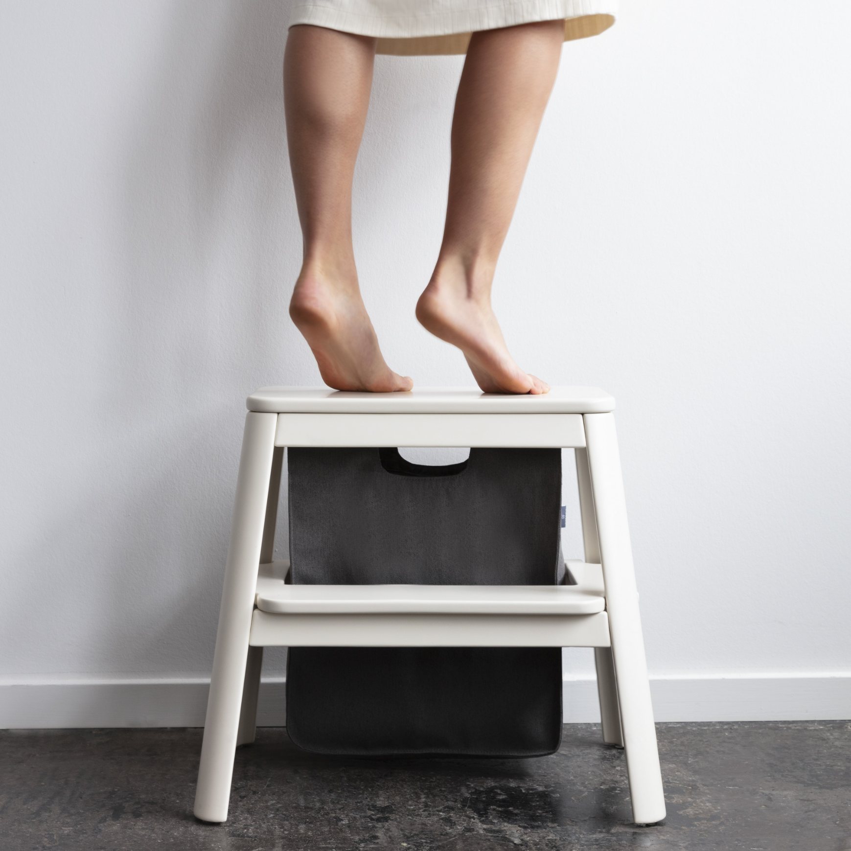 Tritthocker STEP IT UP 48 cm, grau, holz, Umage