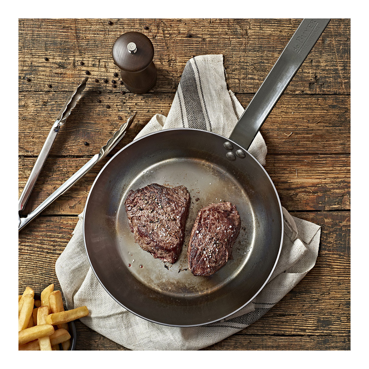 Steakpfanne MINERAL B 26 cm, mit Pfeffermühle und Küchenzange, de Buyer