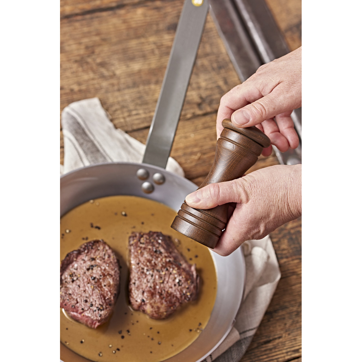 Steakpfanne MINERAL B 26 cm, mit Pfeffermühle und Küchenzange, de Buyer