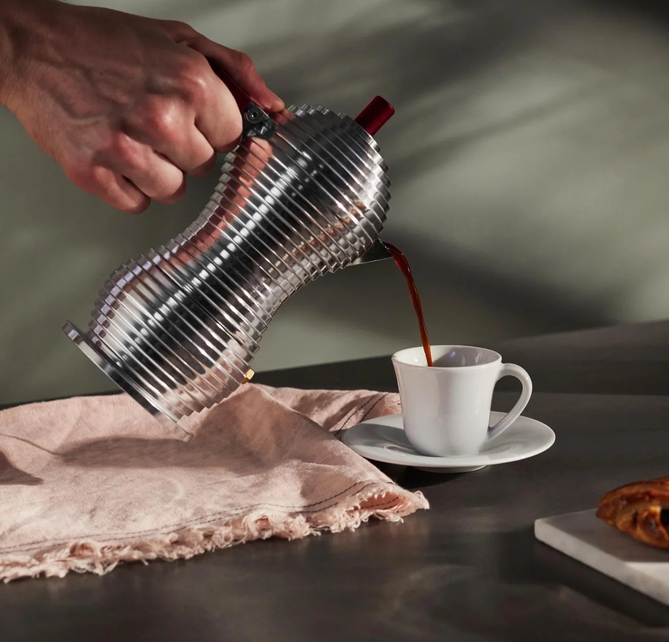 218870 1 moka kavovar pulcina 150 ml na indukci cervena rukojet alessi