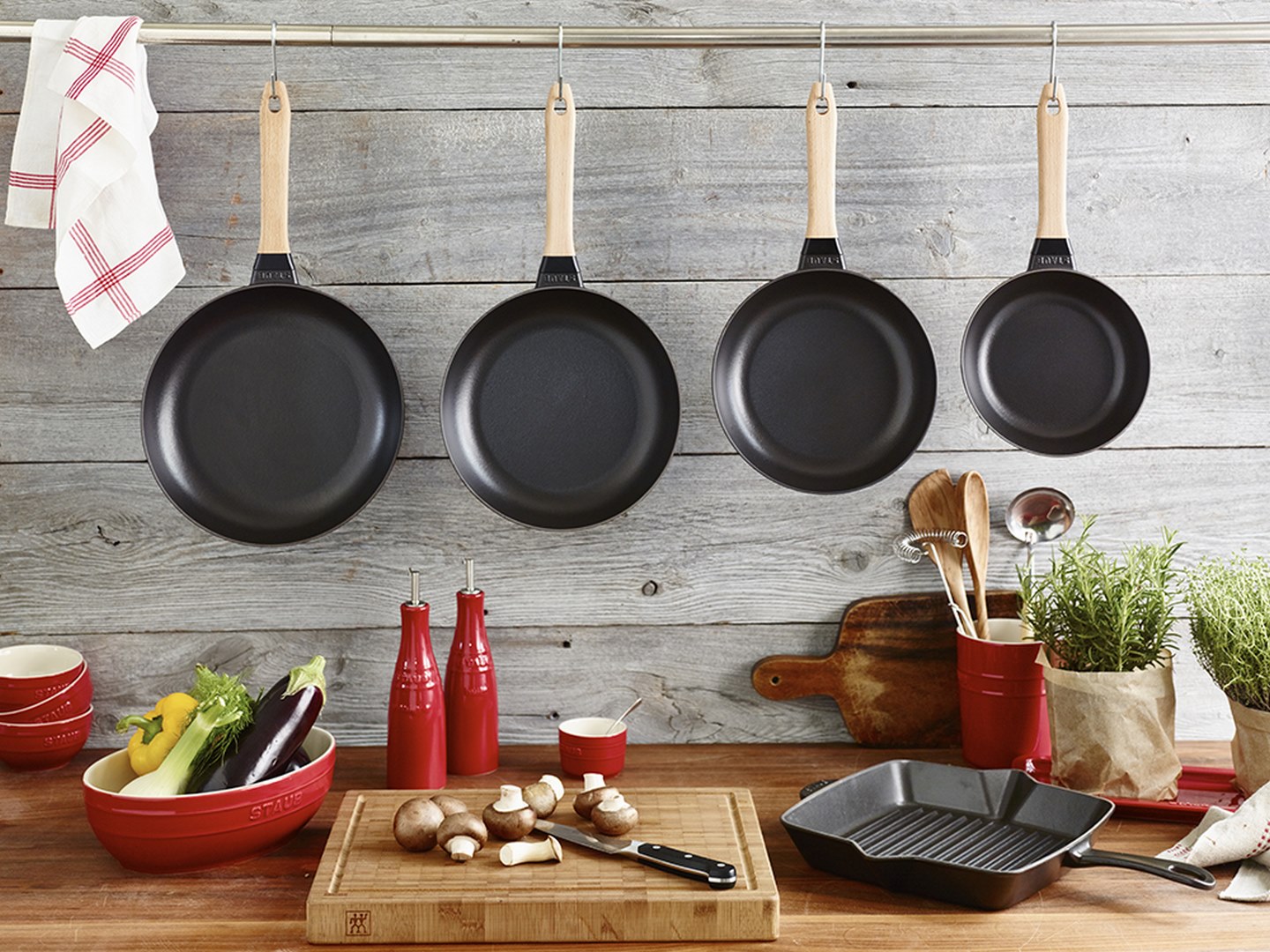 Bratpfanne 24 cm, Holzgriff, Gusseisen, Staub