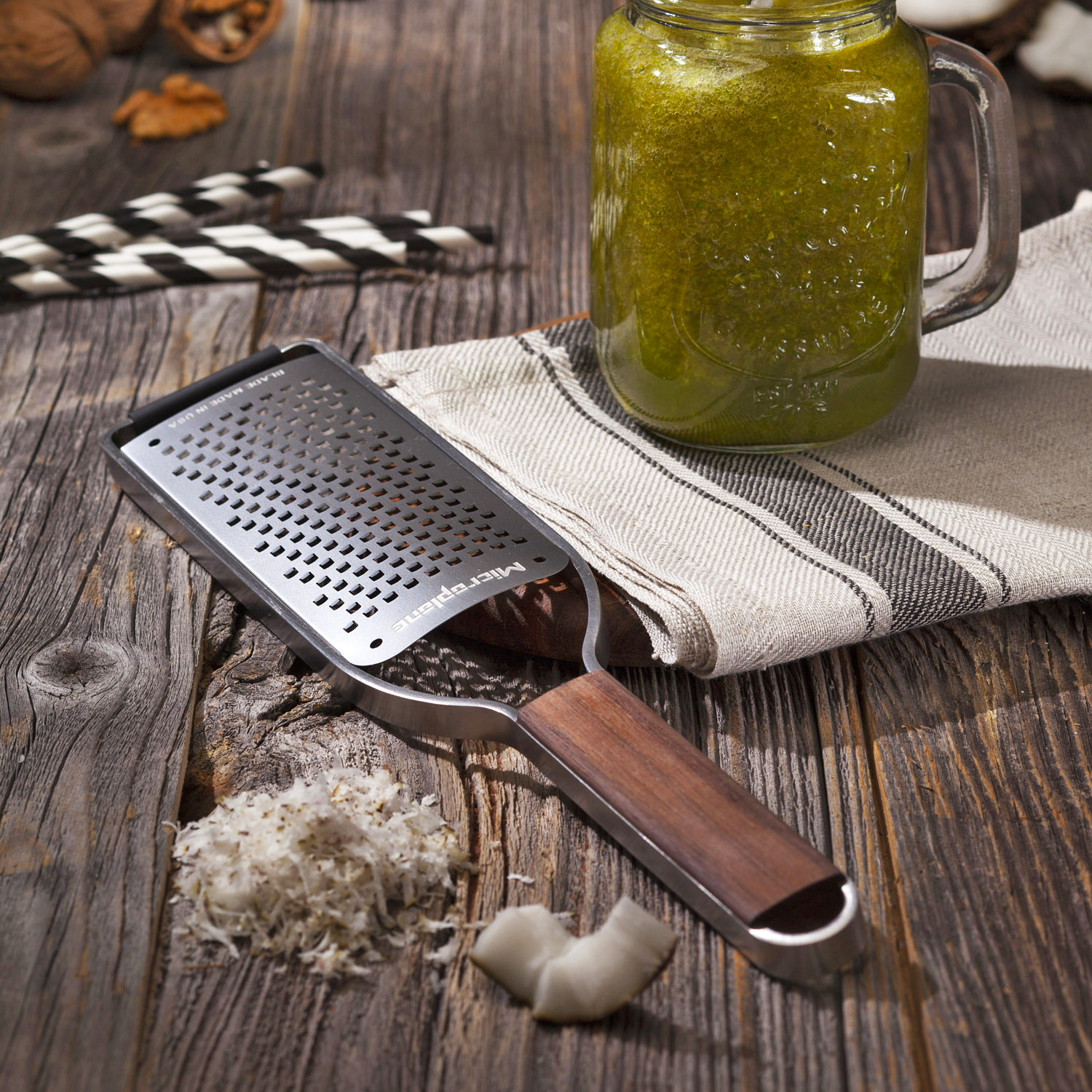 Handreibe Medium MASTER, Nussbaumholz-Griff, Microplane