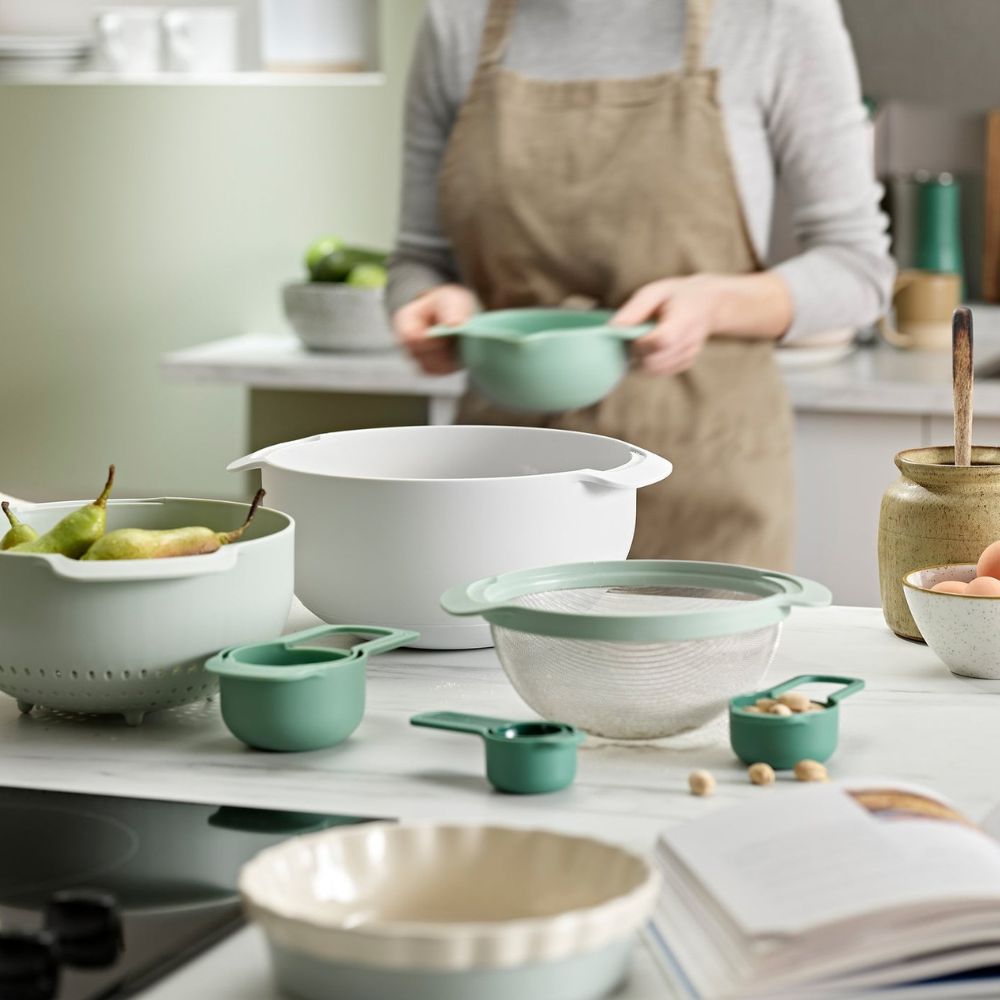 Schüsseln-Set NEST 40112, 9-teilig, mit Seiher Und Messlöffel, grau/grün, Joseph Joseph