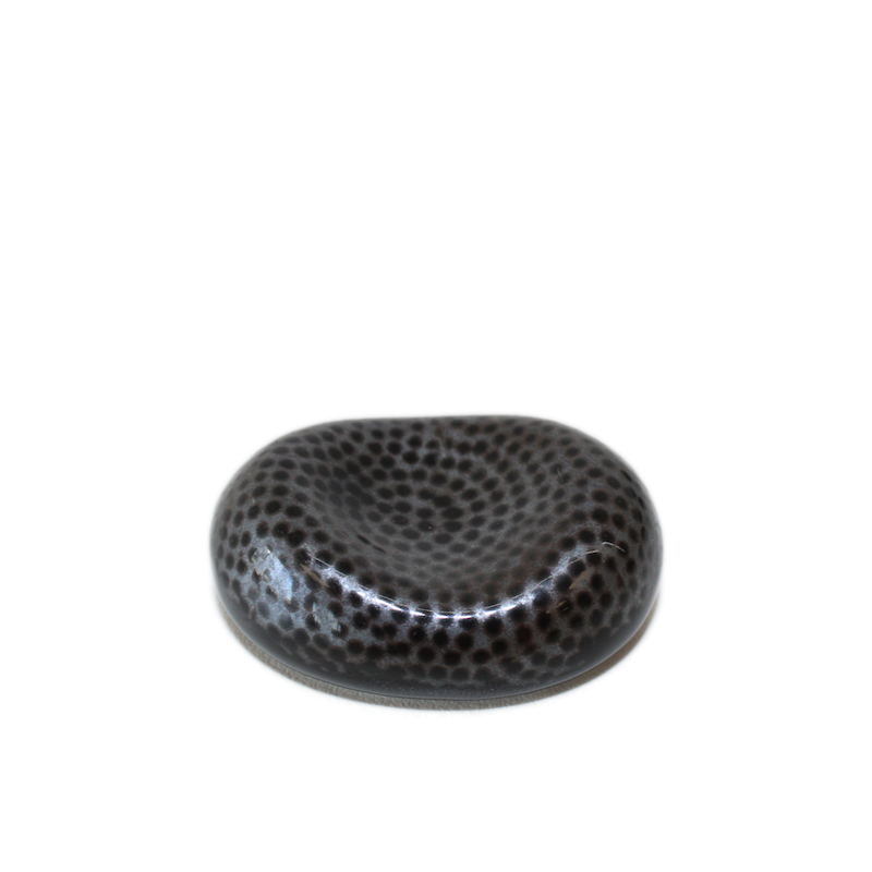 Eetstokjessteun kiezelsteen FINE DOTS, zwart glazuur, porselein, MIJ