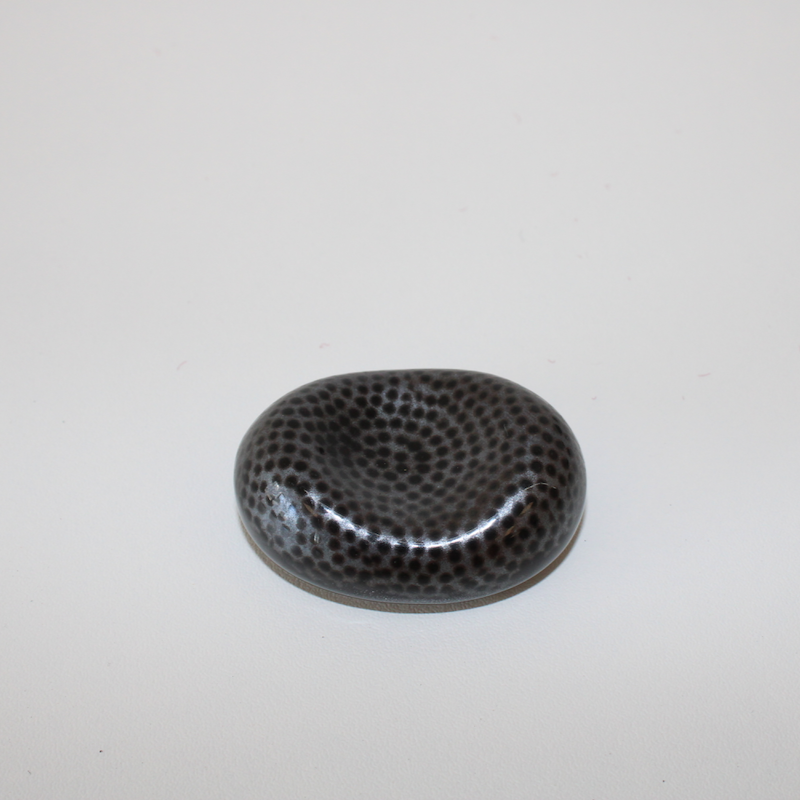 Eetstokjessteun kiezelsteen FINE DOTS, zwart glazuur, porselein, MIJ