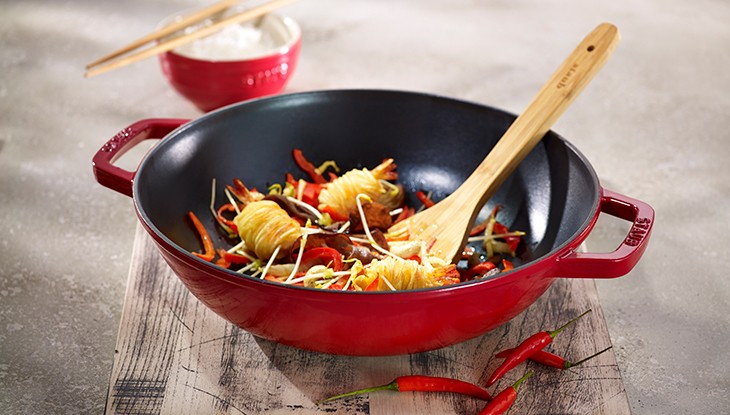 Wok 30 cm, met glazen deksel, kersenrood, gietijzer, Staub