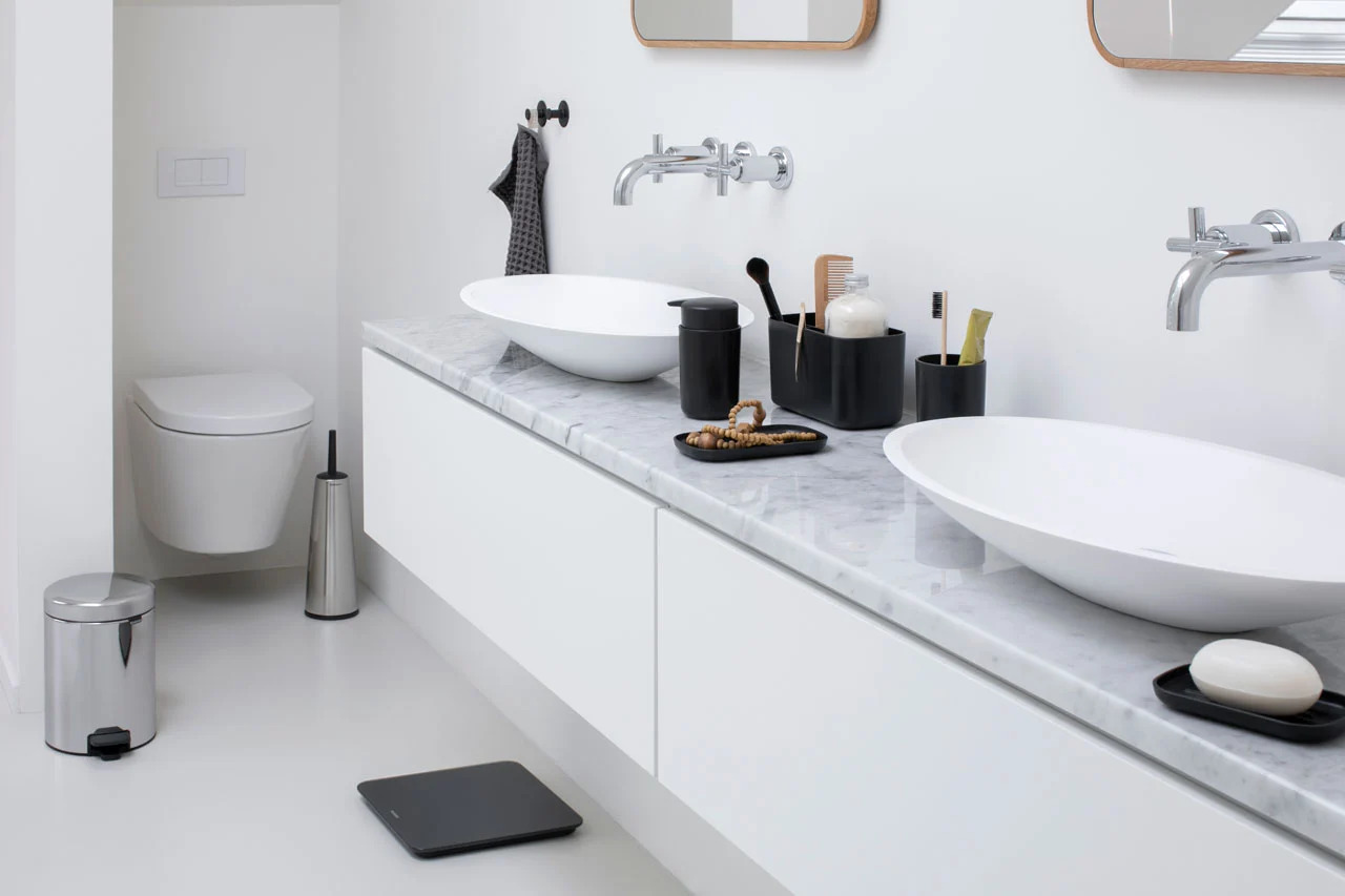 Toiletborstel met houder, wc-rolhouder en reserverolstandaard (set) RENEW, glanzend staal, Brabantia