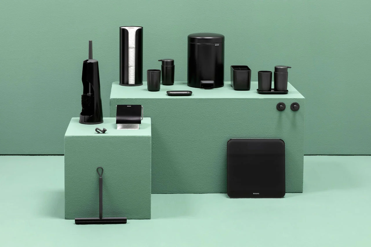Toiletborstel met houder, wc-rolhouder en reserverolstandaard (set) RENEW, zwart, Brabantia