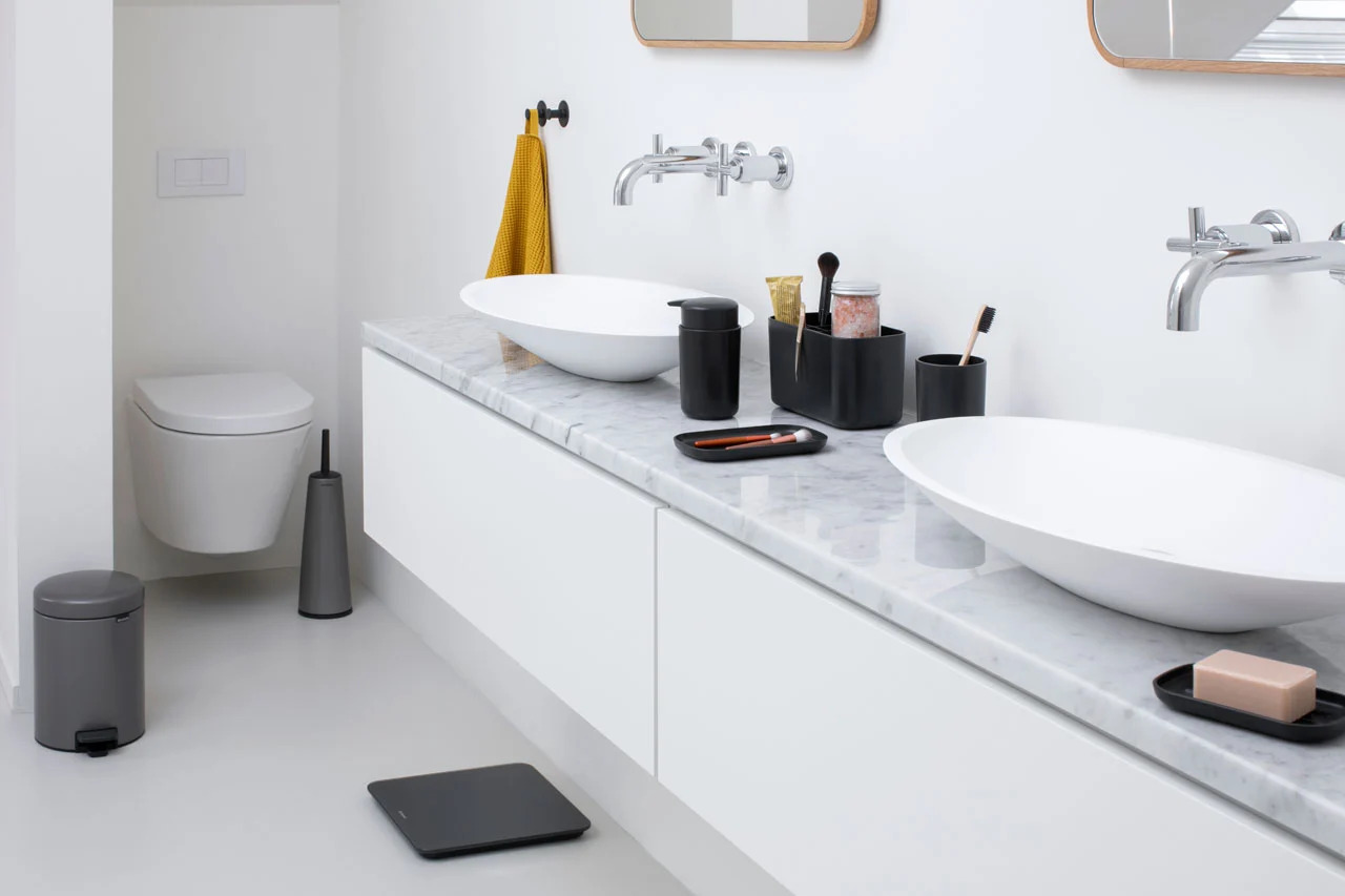 Toiletborstel met houder, wc-rolhouder en reserverolstandaard (set) RENEW, platina, Brabantia