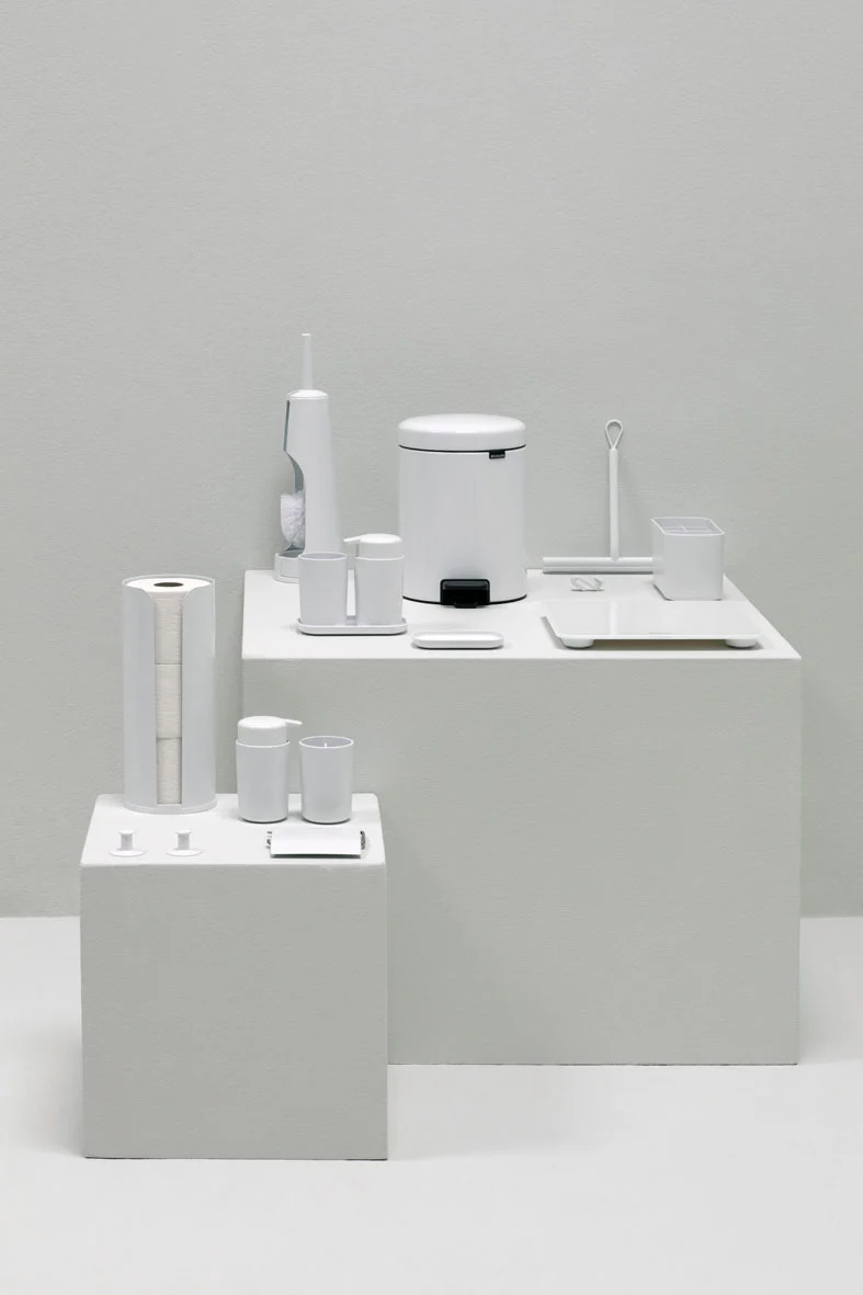 Toiletborstel met houder, wc-rolhouder en reserverolstandaard (set) RENEW, wit, Brabantia