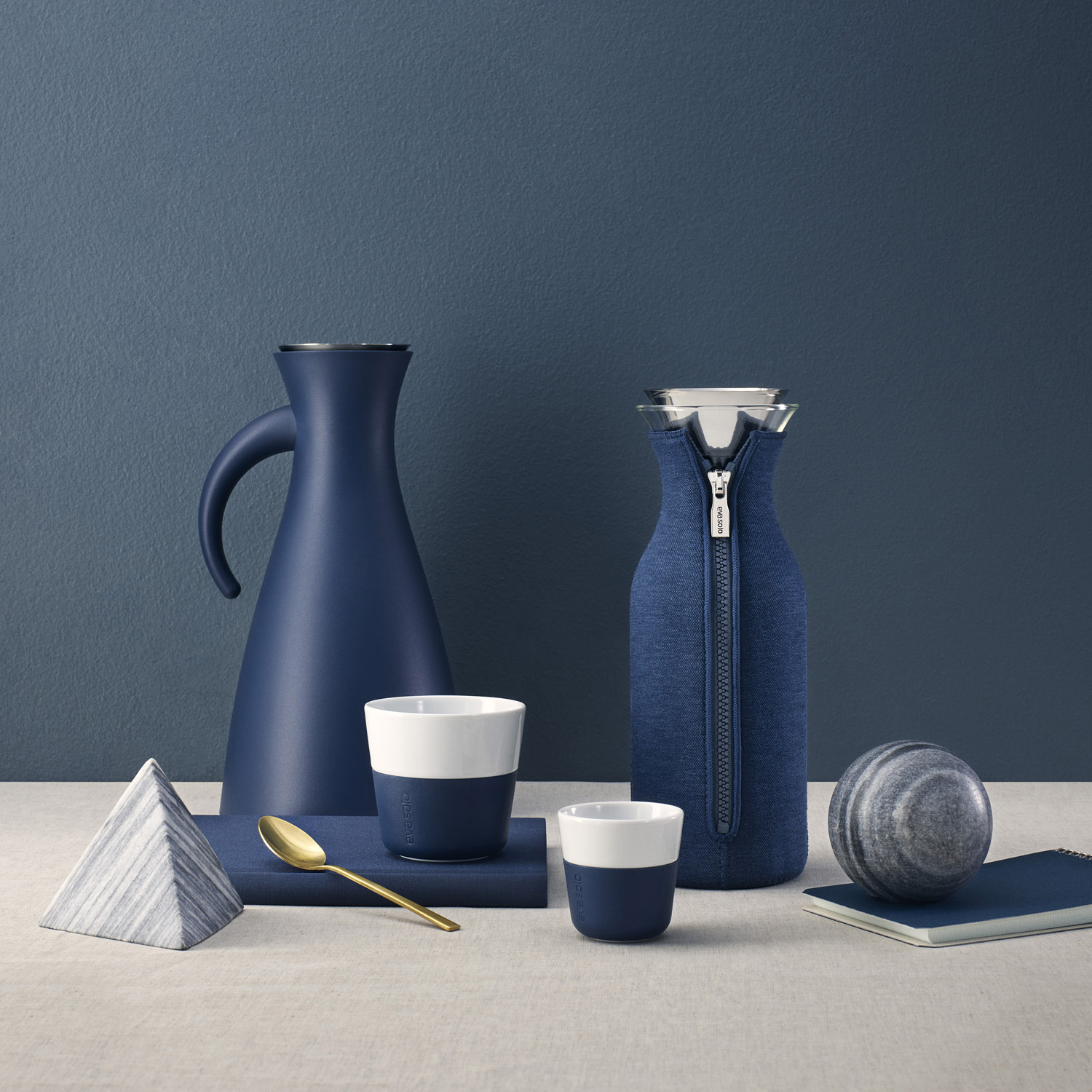 Thermoskan 1 l, met isolerende deksel, marineblauw, Eva Solo