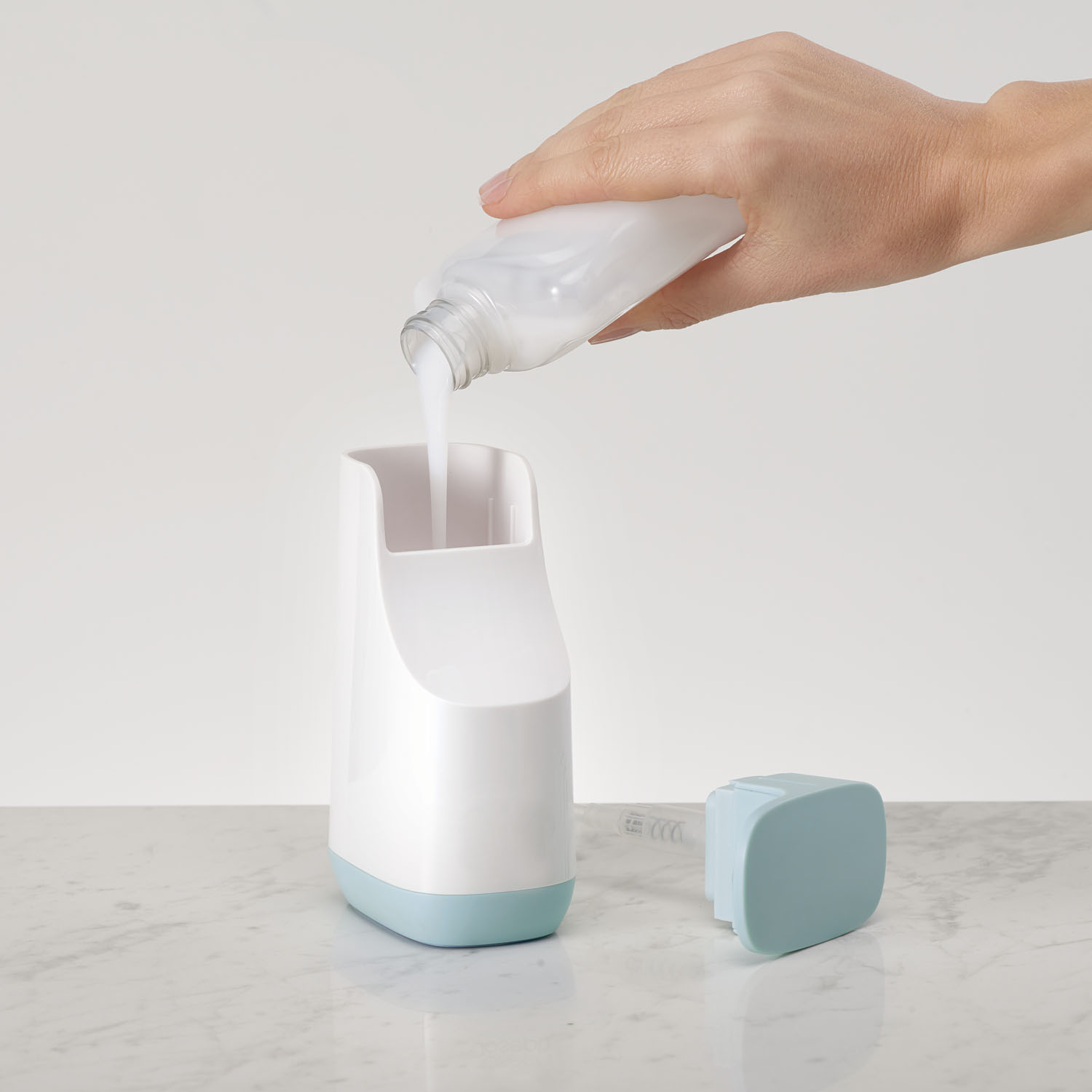 Zeepdispenser SLIM 350 ml, wit en blauw, Joseph Joseph