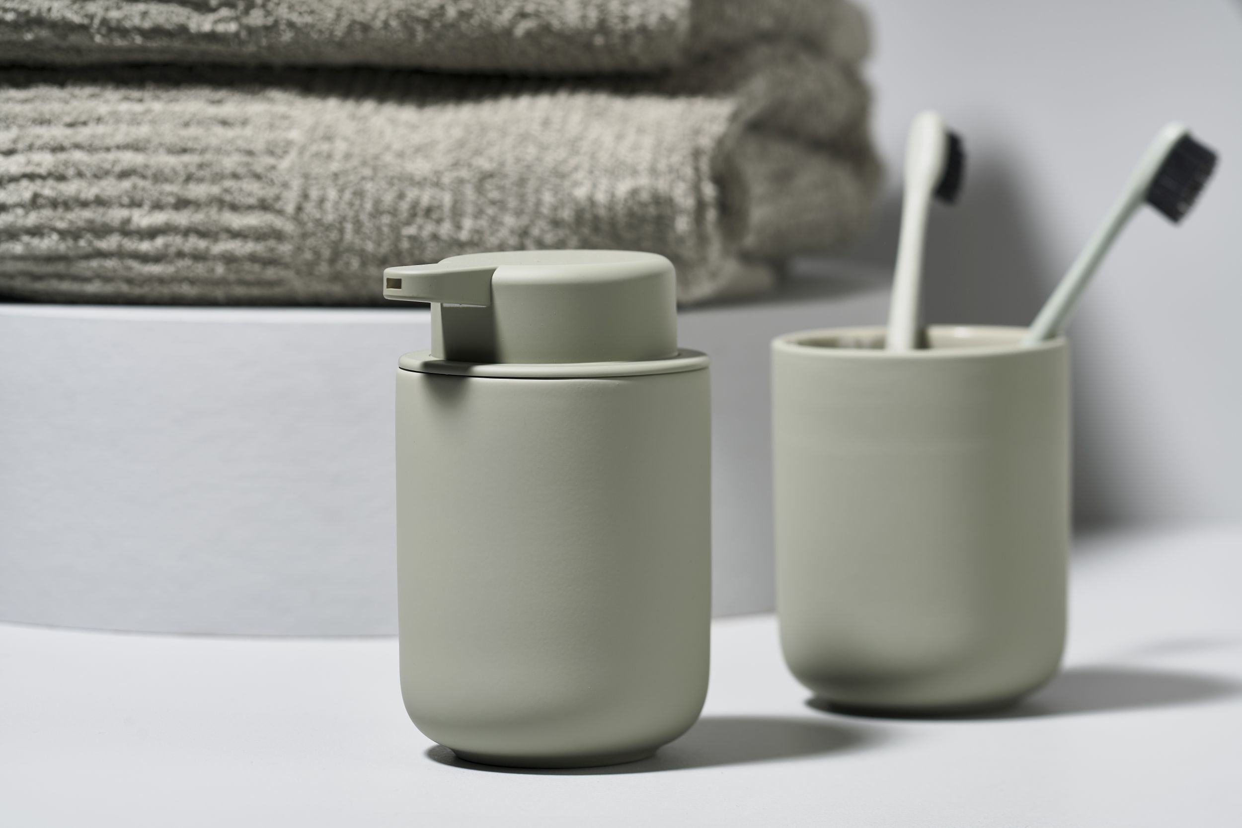 Zeepdispenser UME 250 ml, olijfgroen, keramiek, Zone Denmark