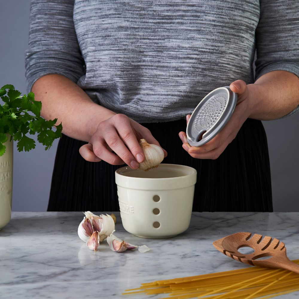 Knoflookpot INNOVATIVE KITCHEN 12 cm, met rasp, crème, keramiek, Mason Cash