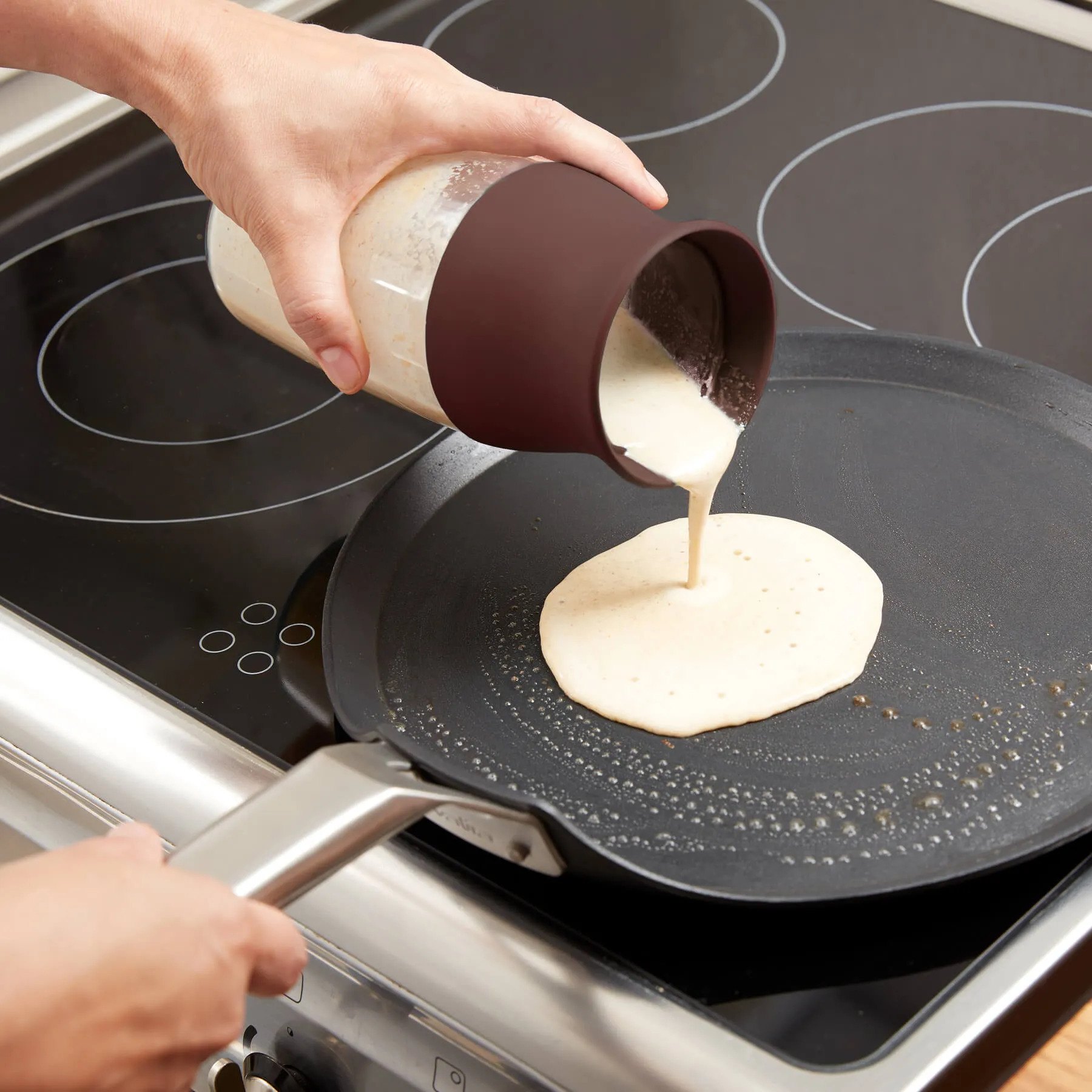 210343 4 sejkr na palacinky a livance 500 ml hneda plast lekue