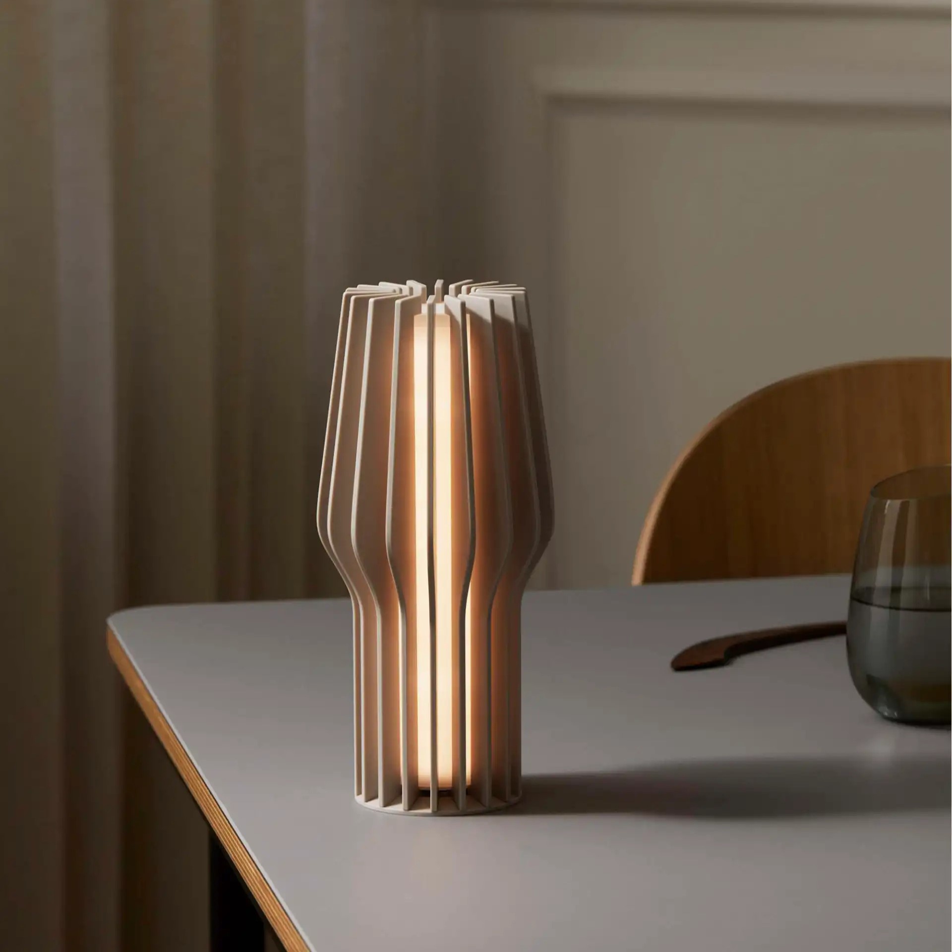 Draagbare tafellamp RADIANT 25 cm, LED, parelbeige, kunststof, Eva Solo