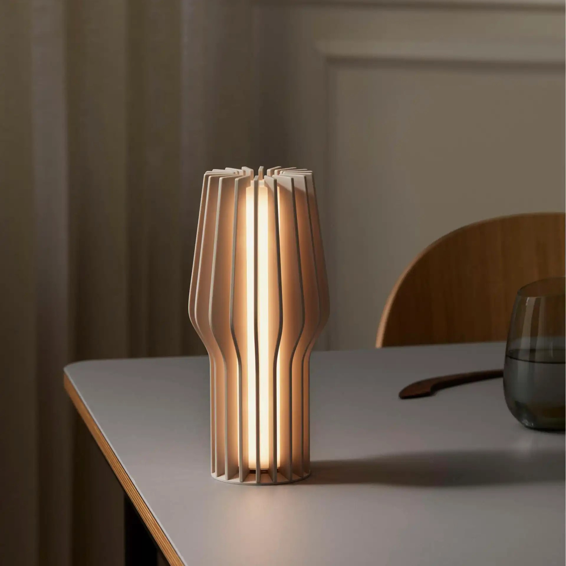 Draagbare tafellamp RADIANT 25 cm, LED, parelbeige, kunststof, Eva Solo