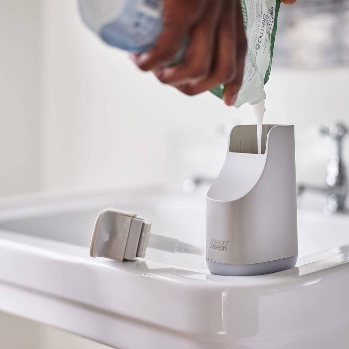 Zeepdispenser SLIM 70578 350 ml, ecru, kunststof, Joseph Joseph