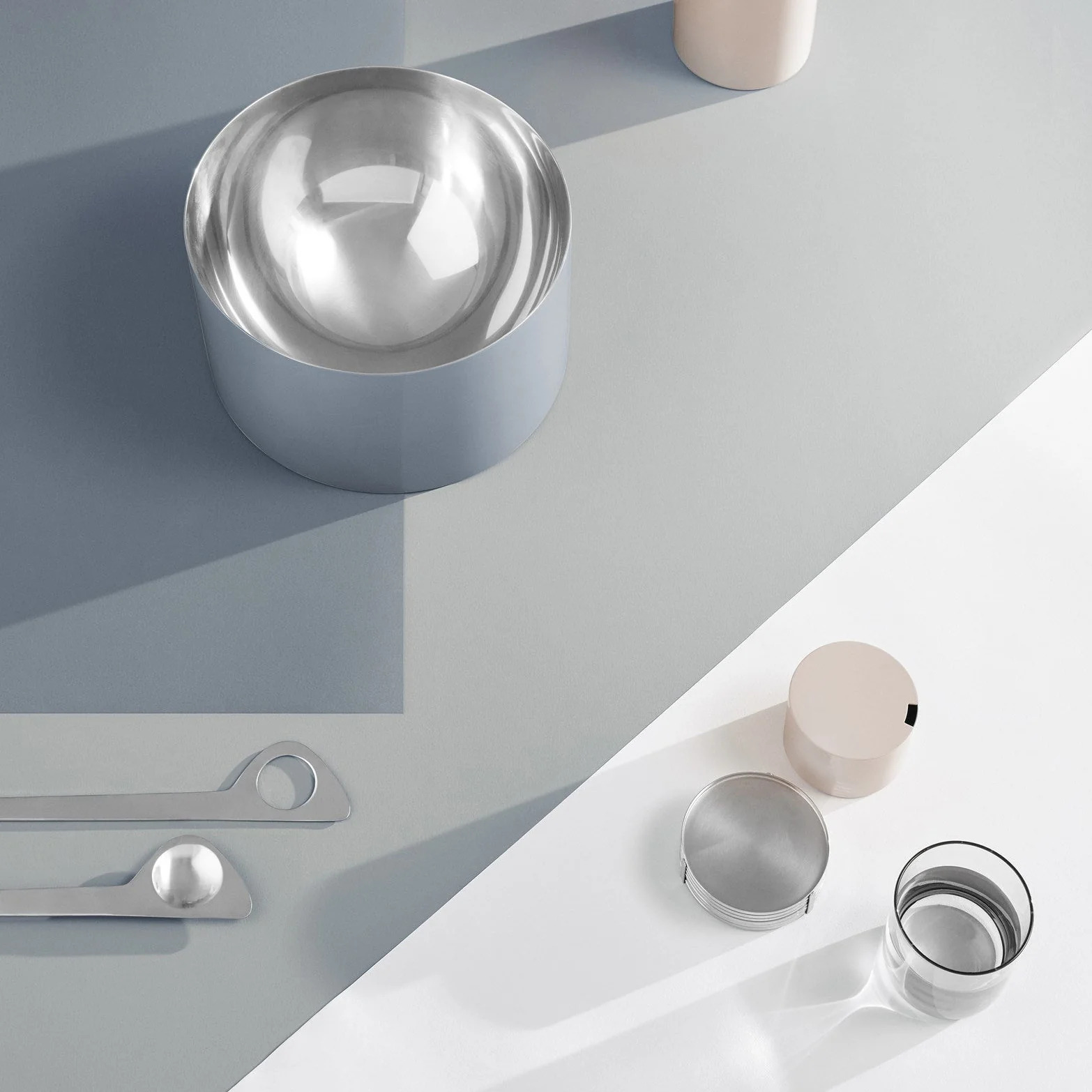 Slaschaal ARNE JACOBSEN 24 cm, rookblauw, roestvrij staal, Stelton