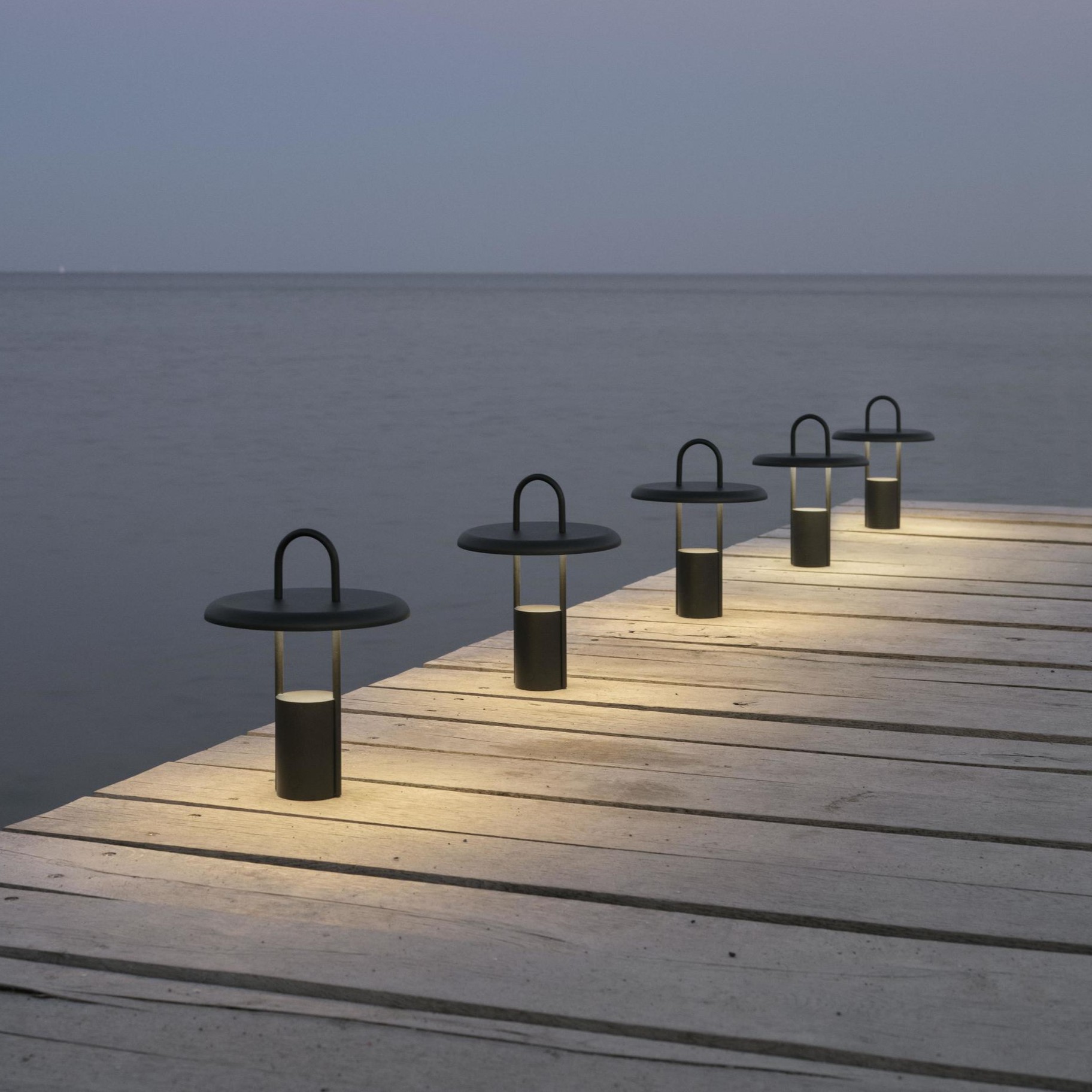 Draagbare tafellamp PIER 25 cm, LED, zwart, Stelton