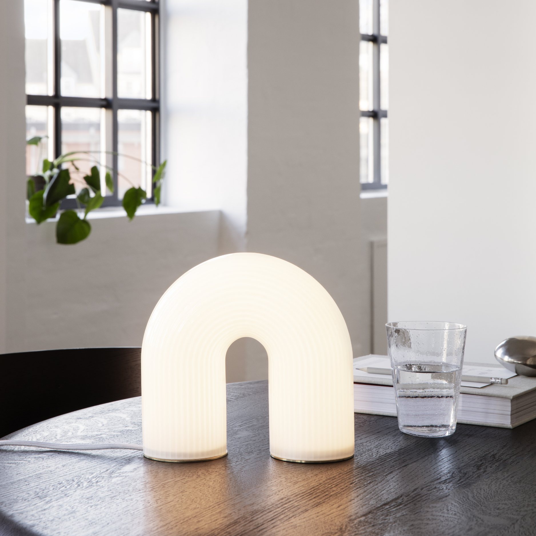 Draagbare tafellamp VUELTA 22,5 cm, LED, wit, glas, stevig LIVING