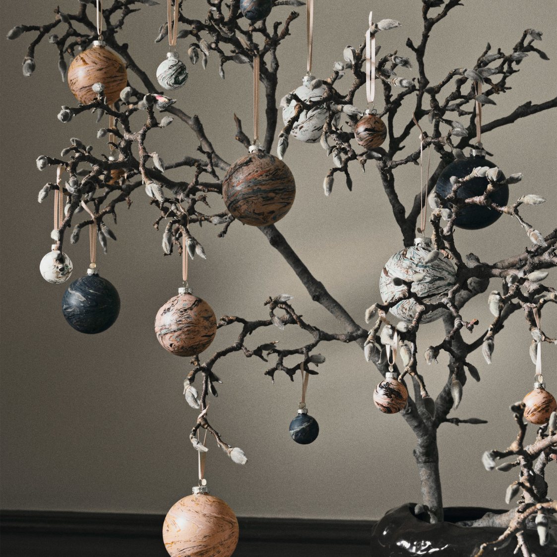 215370 1 vanocni koule marble 9 cm sada 4 ks sklo ferm living