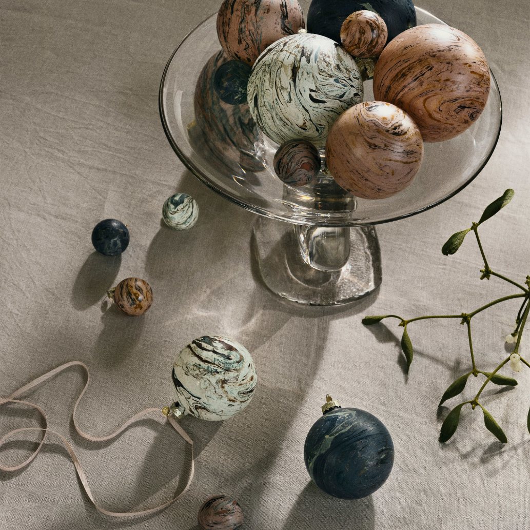 215376 2 vanocni koule marble 5 cm sada 8 ks sklo ferm living