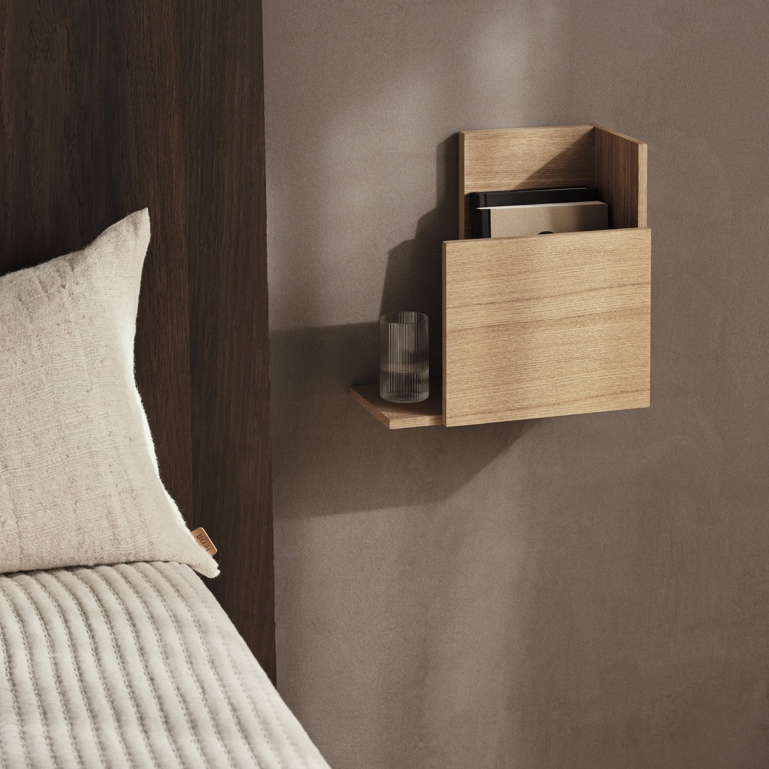 216902 1 police stagger 30 x 30 cm hneda drevo ferm living