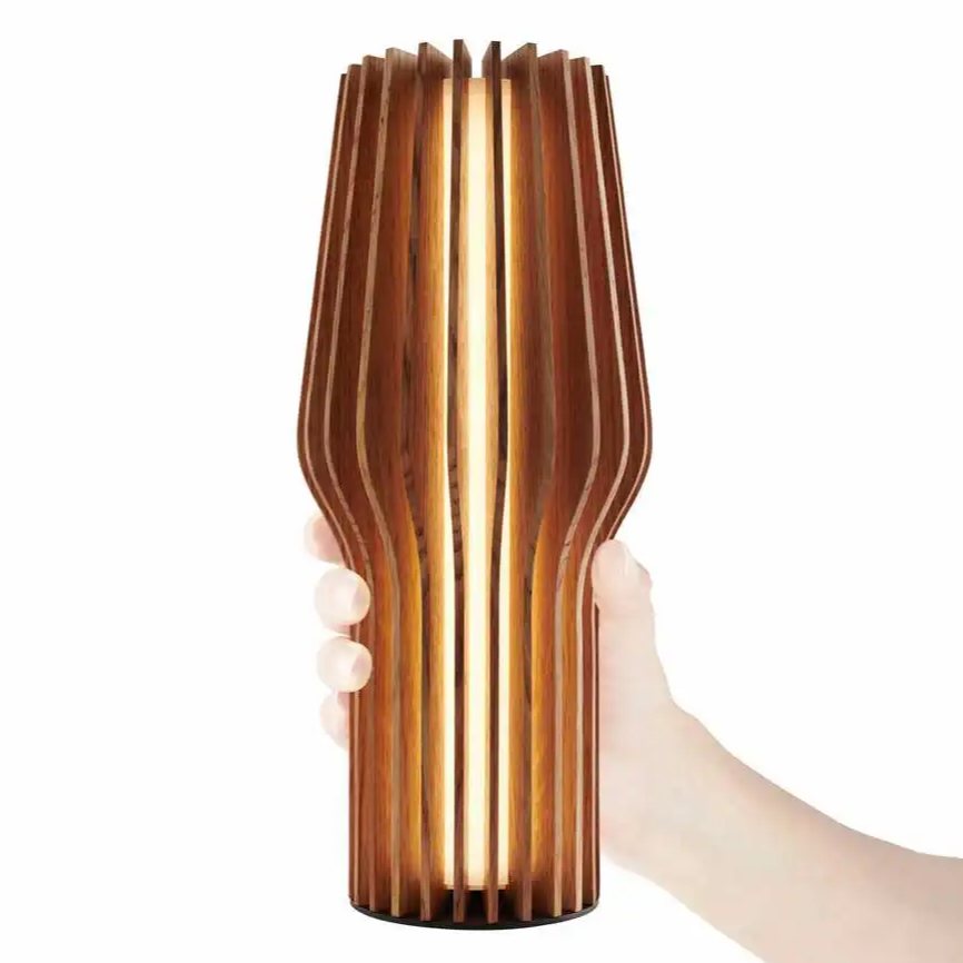 216953 7 prenosna stolni lampa radiant 28 cm led prirodni drevo eva solo