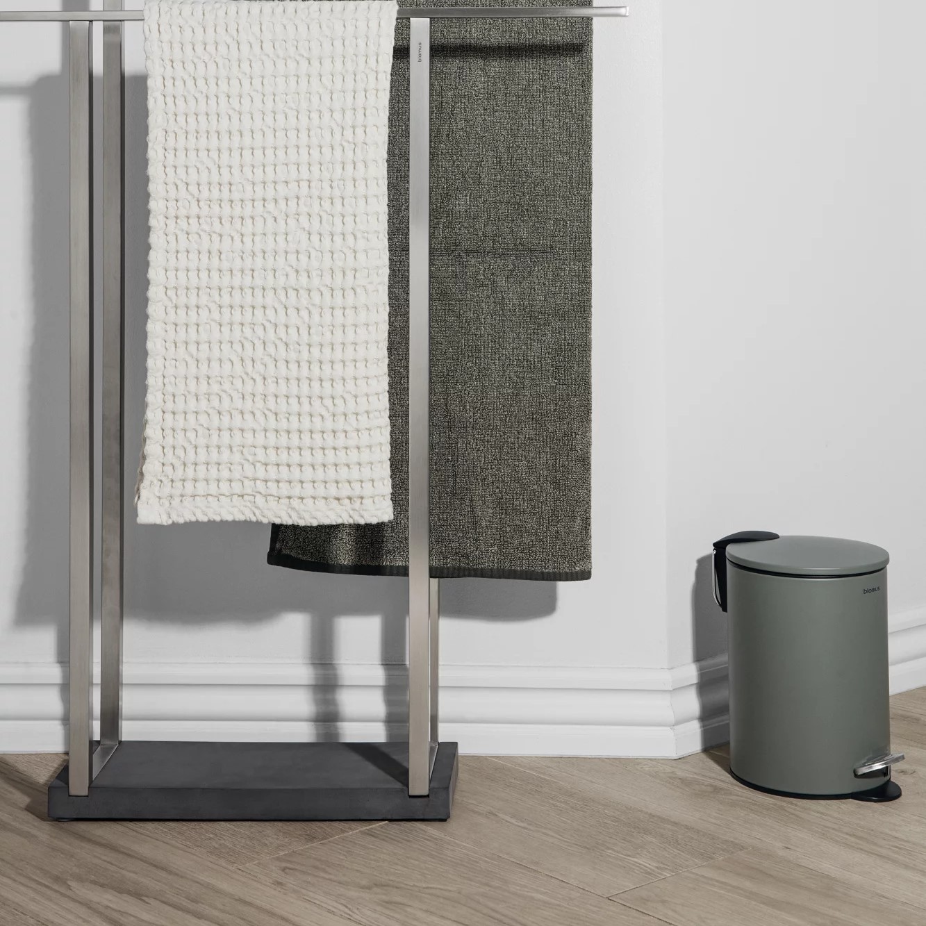 217493 1 pedalovy odpadkovy kos tubo 3 l seda metalicka ocel blomus