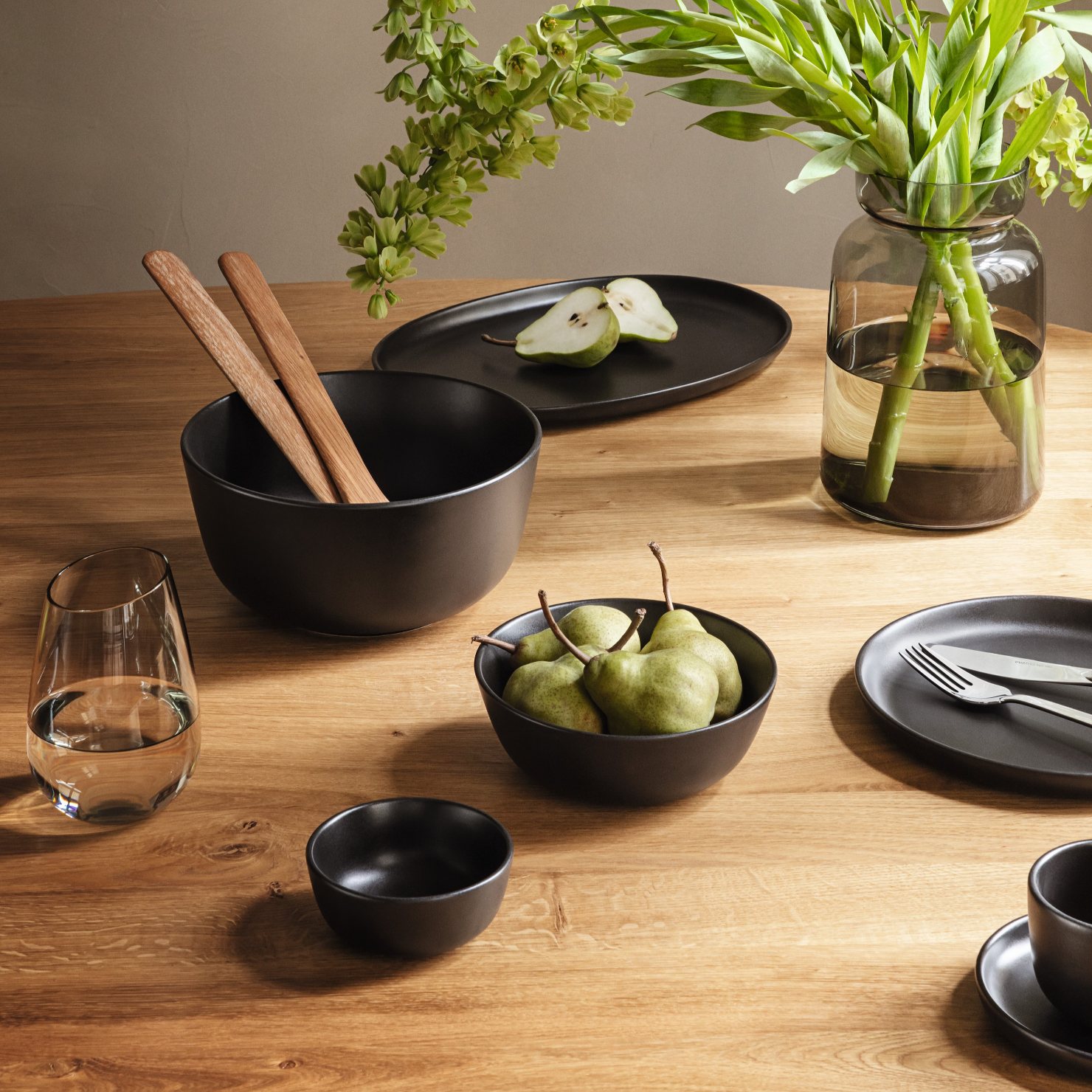 218522 1 servirovaci misa nordic kitchen 2 l cerna kamenina eva solo