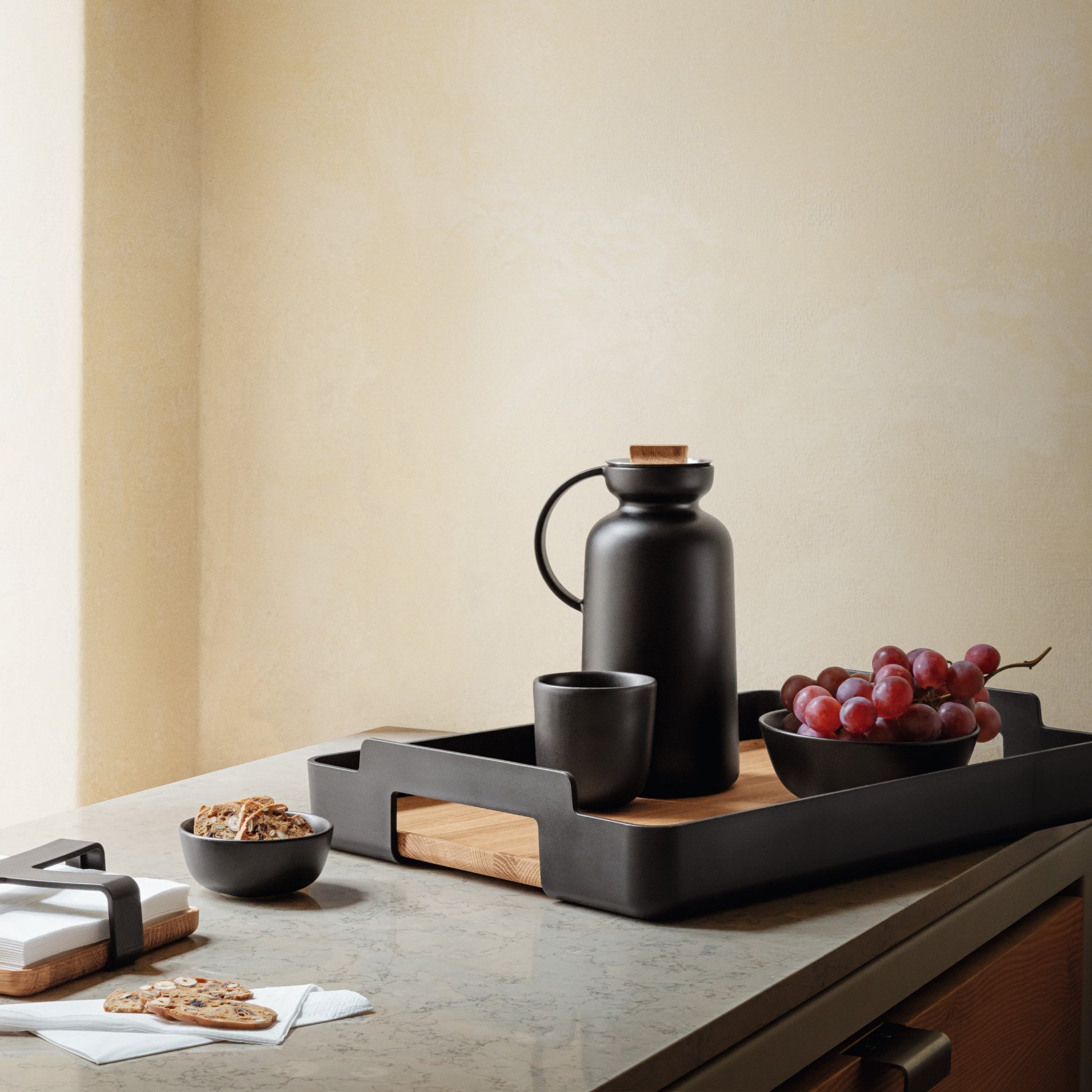 218555 2 termohrnek nordic kitchen 250 ml cerna kamenina eva solo