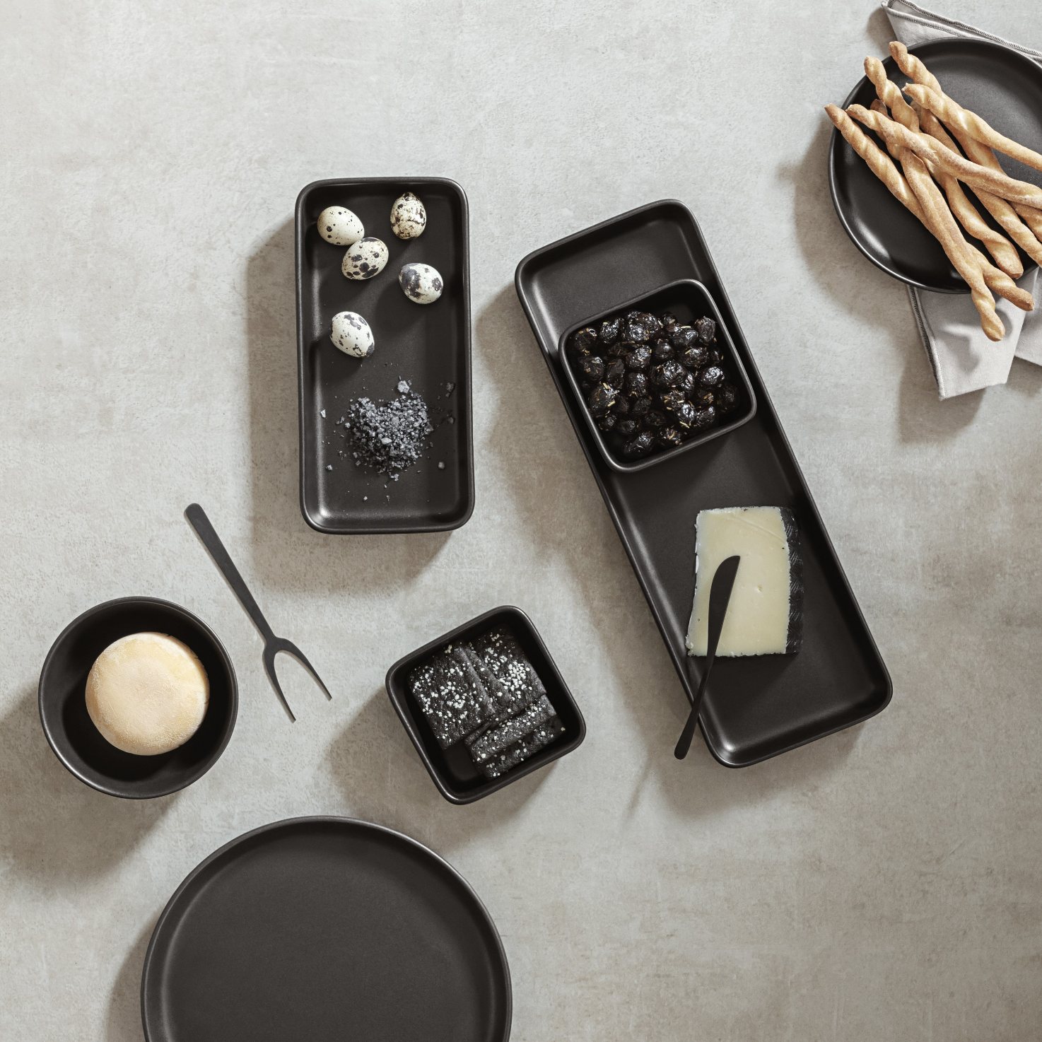 218543 1 servirovaci talir nordic kitchen 24 x 12 cm cerna kamenina eva solo