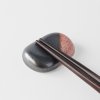 208651 1 oblazek na odlozeni hulek pebble black 4 5 cm cerna oranzova keramika mij