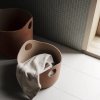 217421 1 ulozny kos tiggy 42 x 44 cm svetle hneda plst blomus