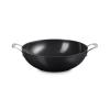 224394 wok essential 32 cm 6 l cerna hlinik le creuset